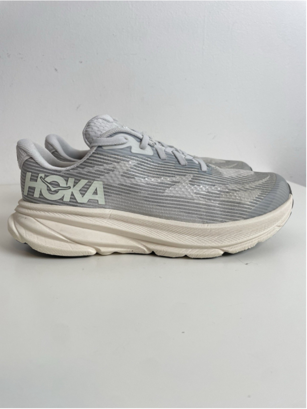 Hoka Clifton 9 Youth Kids Size 6MD Fits Women’s 7.5-8 Grey Silver Running Shoes